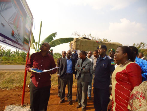 Abayobozi babanje gusobanurirwa uko Road side Station izaba iteye.