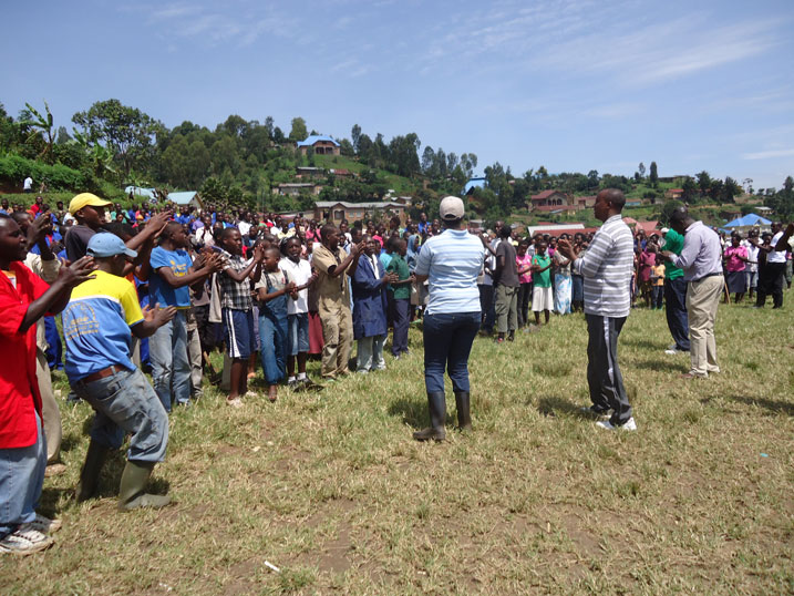 Abayobozi bacinya akadiho n'abaturage nyuma y'umuganda mbere yo gutangira ibiganiro.