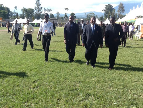 Abayobozi bafunguye expo batembera muri stands zitandukanye.