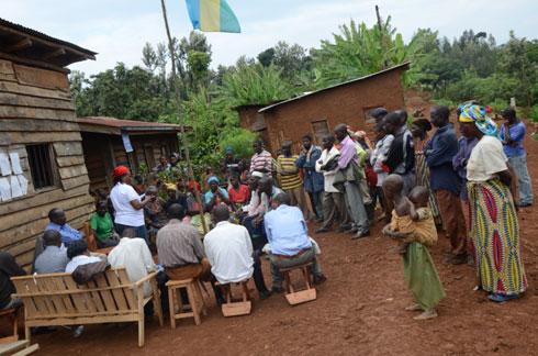 Abayobozi batandukanye baganirije abaturage bo ku Nkombo uburyo bwo kurwanya indwara ya korera.