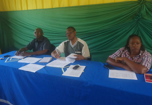 Abayobozi bakurikiranira hafi ibikorwa bya VUP mu karere basaba bagenzi babo bo mu mirenge kwihutisha ibikorwa.