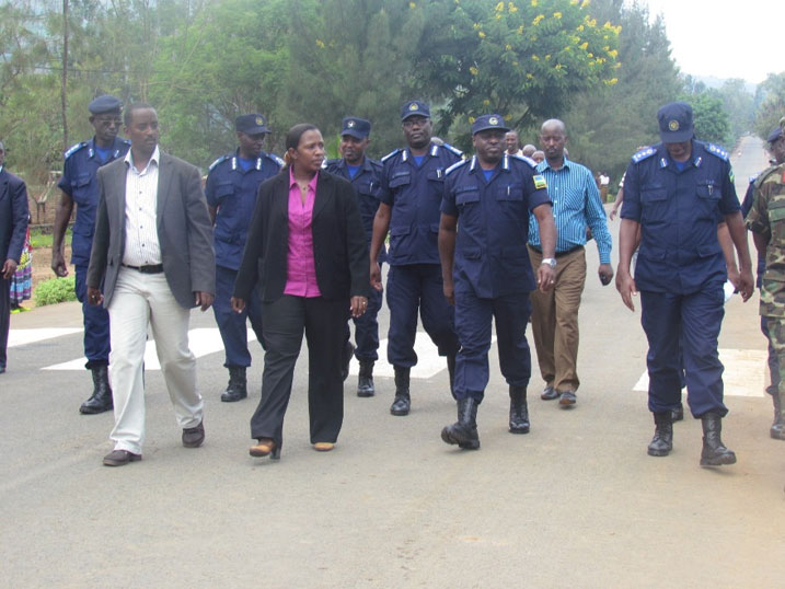 Abayobozi bakuru ba Polisi n'ubuyobozi bw'Intara y'Iburasirazuba, mu rugendo rwo gutangiza ukwezi kwahariwe ibikorwa byo kurwanya no gukumira impanuka zo mu muhanda.