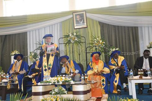 Abayobozi bakuru mu burezi nibo bari bitabiriye gutanga impamyabumenyi ku banyeshuri barangije muri RTI.