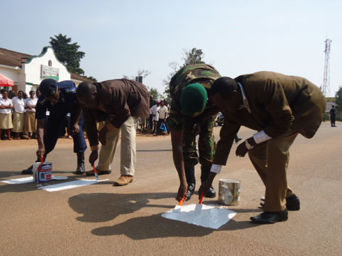 Abayobozi bari bitabiriye icyumweru cya Polisi mu gikorwa cyo gusibura ahanyura abanyamaguru mu muhanda unyura mu mujyi wa Butare.