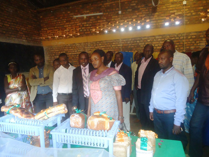 Abayobozi barimo uw'akarere wungirije ushinzwe imibereho, Madame Muhongayire Yvonne (hagati) bitegereza imigati yakozwe n'abanyeshuri barangije amasomo muri Rubona VTC.