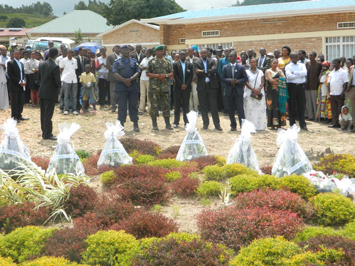 Abayobozi bashyize indabo ahazubakwa ikimenyetso cyo kwibuka abana bahiciwe.