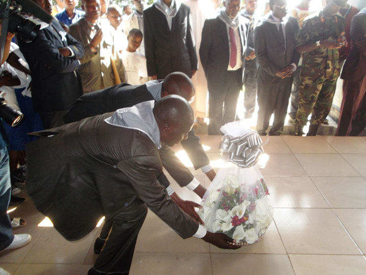 Abayobozi batandukanye barambitse indabo ku rwibutso mu rwego rwo kugaragaza urukundo n
