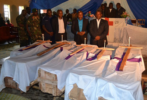 Abayobozi batandukanye bari gusezera ku mirambo.