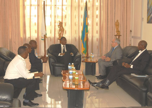 Abayobozi batandukanye bari kumwe na Minsitiri Mitali ( hagati) baganira na Dogiteri Yacine.