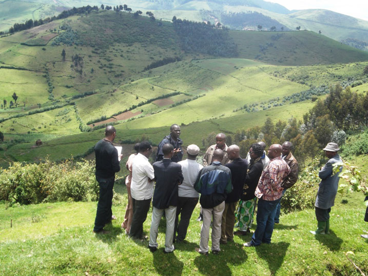 Abayobozi batandukanye bayobowe na Minisitiri Kamanzi baganiriye ku kibazo cy