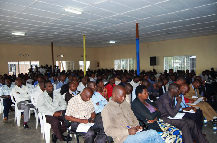 Abayobozi batandukanye mu karere ka Rutsiro bari bitabiriye kumva inama n'impanuro z'umuyobozi mushya w'intara.