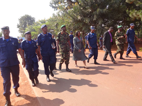 Abayobozi batandukanye mu rugendo rwo kwamagana ibiyobyabwenge.