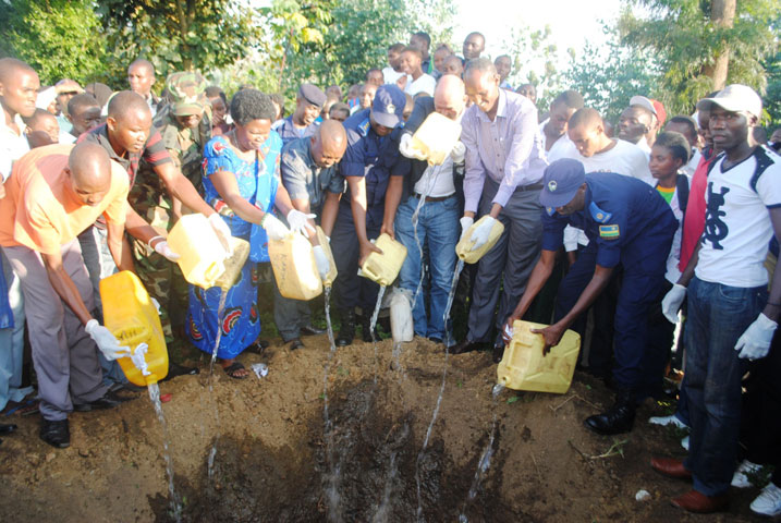 Abayobozi batandukanye ubwo bamena kanyanga mu cyobo.