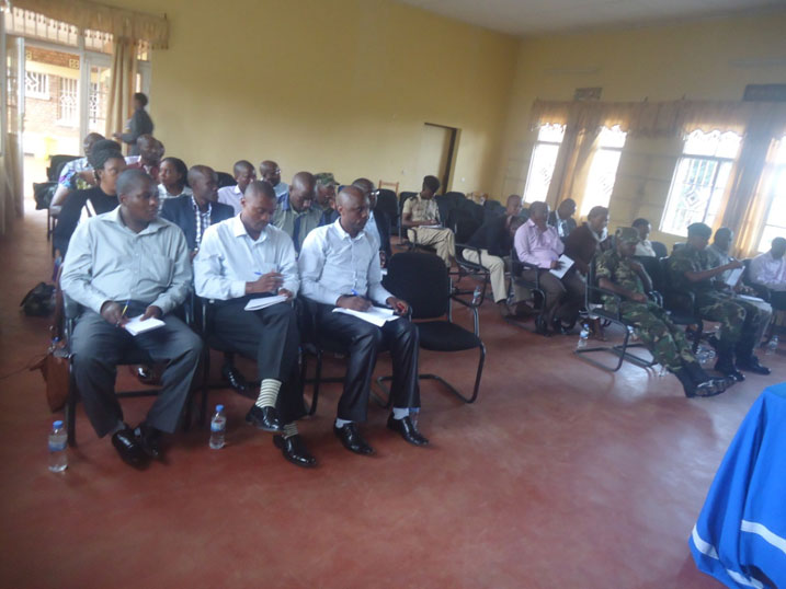 Abayobozi b'imirenge n'abandi bafite aho bahuriye n'umutekano bitabiriye inama.