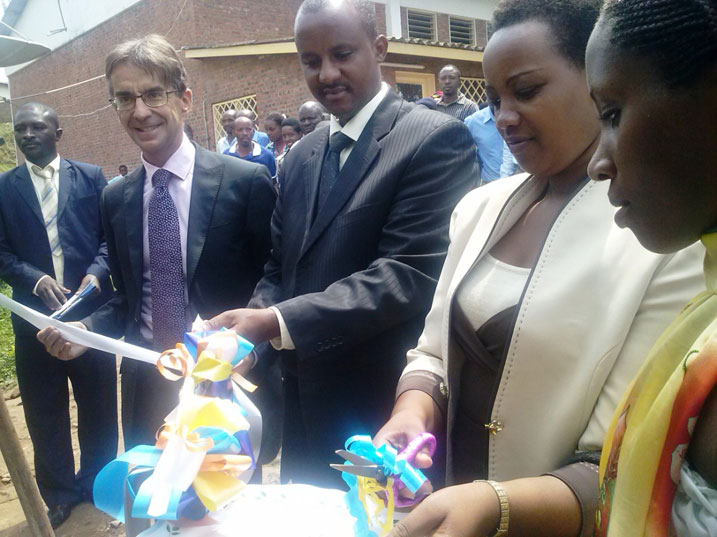 Abayobozi ku mpande zose barimo gutaha ibikoresho ku mugaragaro.