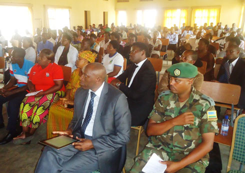 Abayobozi mu nzego zitandukanye hamwe n'abarimu bakurikiranye ibiganiro kuri Ndi Umunyarwanda.