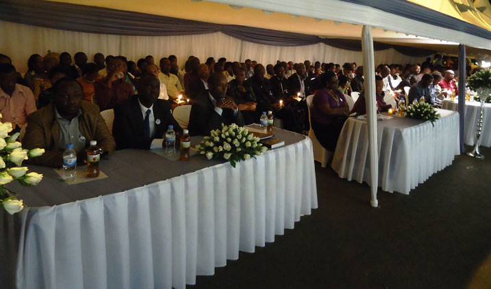 Abayobozi muri MINIRENA na Dr Jean Damascene Gasanabo wa CNLG mu ijoro ry'icyunamo kuri uyu wa gatatu.