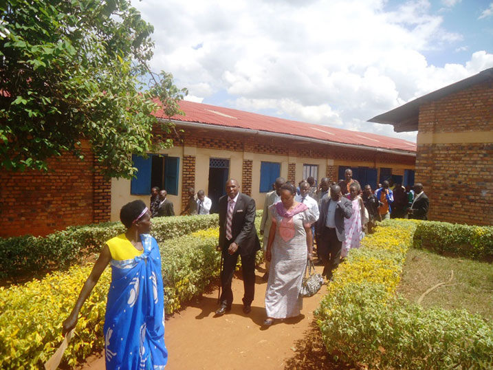 Abayobozi n'ababyeyi batambagiye ishuri kugira ngo birebere koko niba ibivugwa ari byo bikorwa.