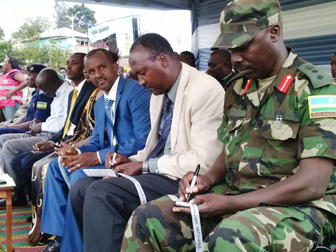 Abayobozi n'abandi bashyitsi bahawe udutambara two kwandikaho ubutumwa bujyanye n'urumuri.