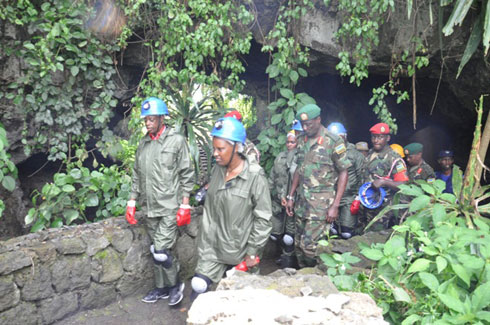 Abayobozi n'abandi bitabiriye uyu muhango babanje gusura ubu buvumo.