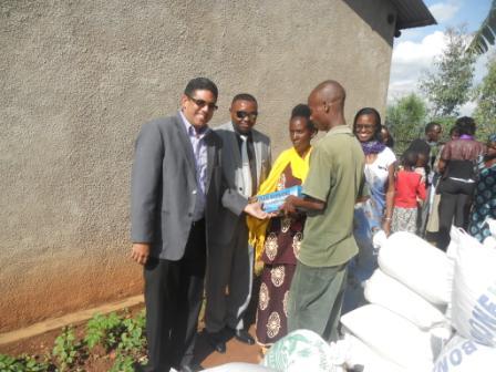 Abayobozi ba MAGERWA bashyikiriza abatuye umudugudu inkunga.