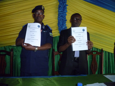 Abayobozi bagaragaraza amasezerano bamaze gusinya.