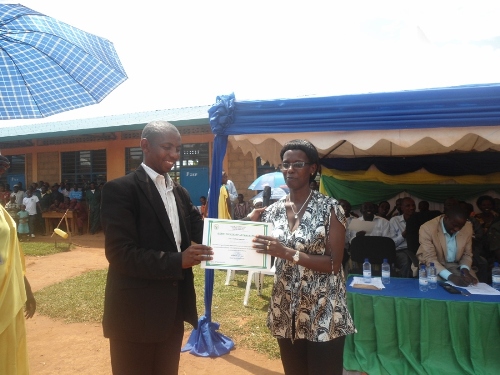 Abayobozi bakoze neza nabo bahawe ceretificat.