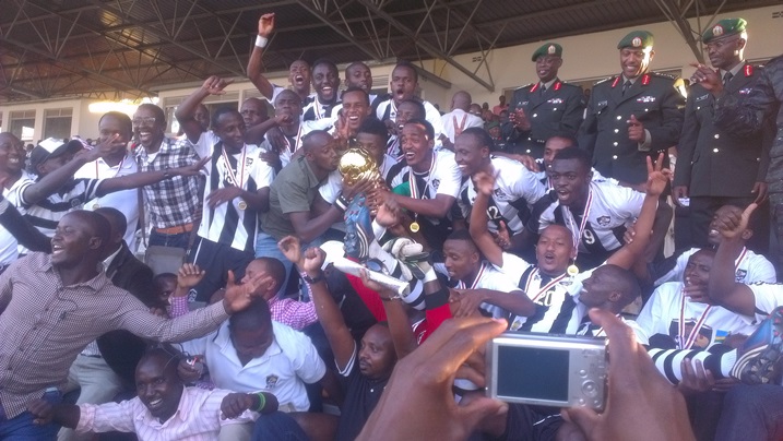 Abayobozi bakuru ba APR FC, abakinnyi n'abafana bishimira igikombe.