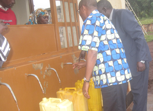 Abayobozi bareba ko amazi yakozwe neza.