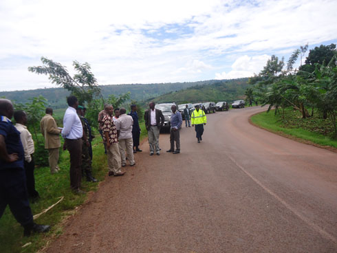 Abayobozi bareba uko umuhanda wifashe ahitwa Cyunuzi hakunze kubera impanuka.
