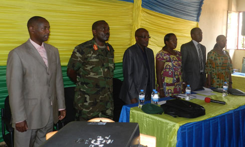 Umuyobozi w'akarere ka Rwamagana, Gen Alex Kagame, Depite Habimana Saleh, Guverineri Uwamariya Odetta, Depite Safari na madamu Chantal Biruta batangiza gahunda ya "Ndi Umunyarwanda" muri Rwamagana.