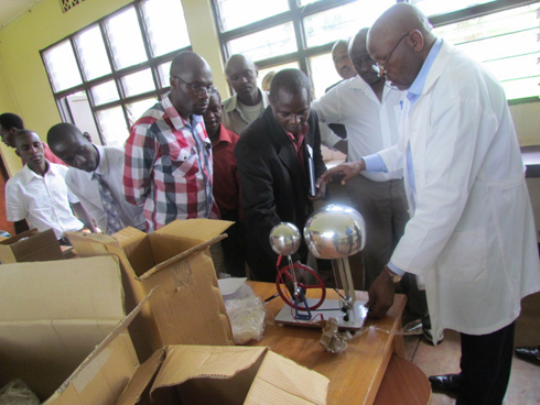 Bimwe mu bikoresho bya Labo byahawe ES Rusumo.