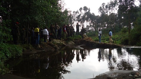 Abayobozi batandukanye basobanurirwa uko gabions zitangira amazi ava mu birunga.