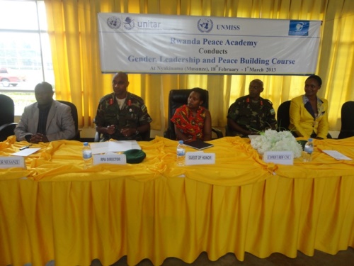 Abayobozi batandukanye bitabiriye igikorwa cyo gusoza aya mahugurwa.