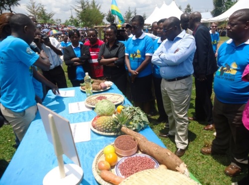 Abayobozi berekwa uko indyo yuzuye itegurwa. (Foto: L. Nshimiyimana)