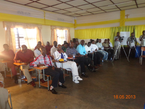 Abayobozi ku rwego rw'akarere bitabiriye umuhango w'amasezerano.