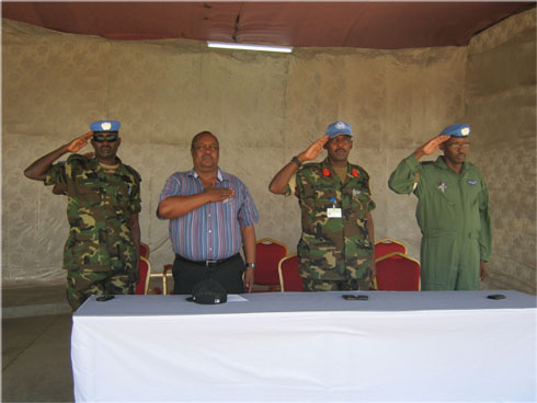 Abayobozi bubahiriza indirimbo yubahiriza igihugu. 