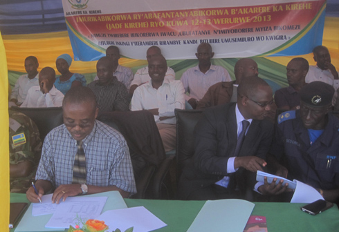 Abayobozi batandukanye bishimiye uko imurikabikorwa ryitabiriwe.