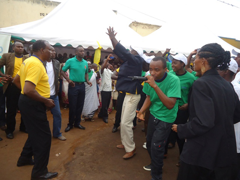 Abayobozi ntibatinye imvura yagwaga, bifatanyije n