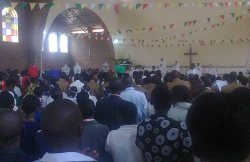 Abazanye amapfukire mu gihe cyo gushimira barayikorera bakayajyana kuri aritari.