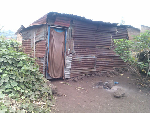 Abatuye muri izi nzu babuze ubushobozi bwo kwiyubakira.