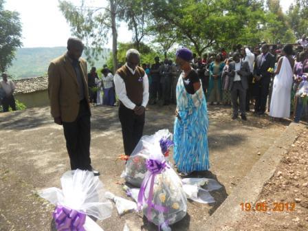 Abibuka ababo bashyira indabo ku mva ishyinguyemo abazize Jenoside ku Muyumbu.