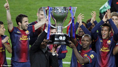 Abidal yishimira bwa nyuma igikombe cya shampiyona FC Barcelona iheruka kwegukana.