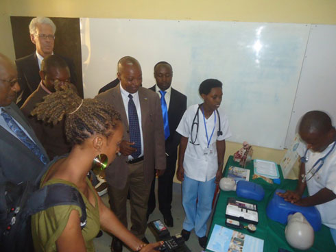 Abiga mu Ishami ry'Ubuvuzi berekanaga uburyo bafasha umuntu wagize ikibazo gituma adahumeka akaba yazanzamuka.