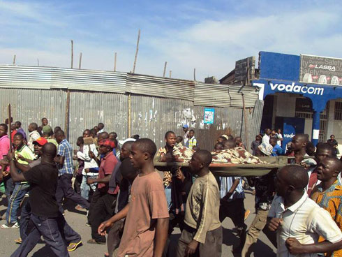 Abigaragambya bahetse umurambo w'uwishwe n'igisasu mu mujyi wa Goma.