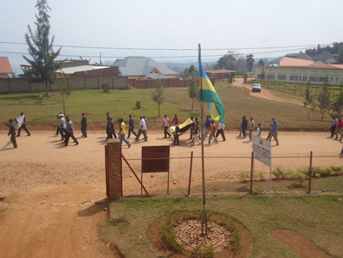 Abikorera bo mu karere ka Rusizi mu rugendo rwo kwibuka bagenzi babo.