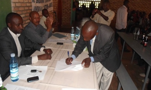 Abikorera mu murenge wa Kansi basinyanye umuhigo n