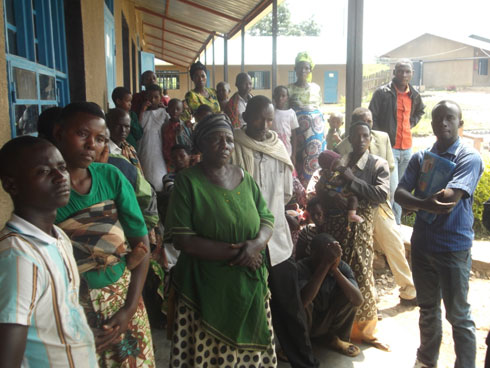 Abirukanywe muri Tanzaniya babanje kuganirizwa no guhabwa amabwiriza mbere yo kwerekeza mu mirenge bagomba gutuzwamo.