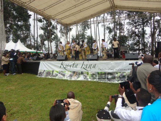 Abise amazina bari bambaye imyambaro gakondo. bamwe bavuga ko bazayitahana iwabo.