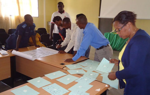 Abitabiriye aya mahugurwa berekwa uko bazajya bakoresha uburyo bw